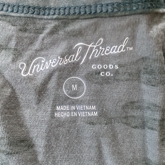 Universal threads camo size medium vneck nwt - Picture 3 of 4